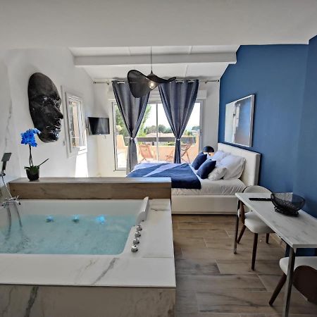 Suites Jm - Les Pins Marines - Jacuzzi & Vue Mer Bandol Bagian luar foto