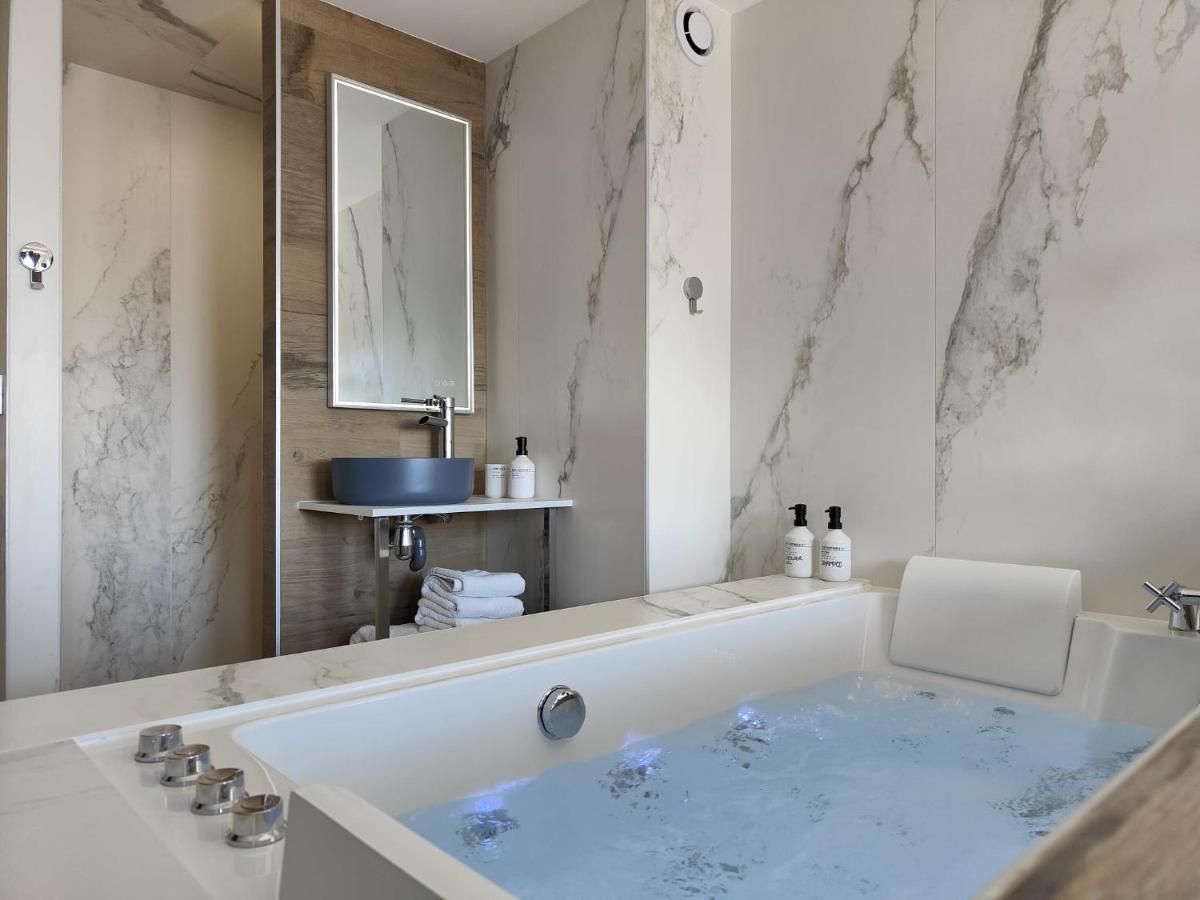 Suites Jm - Les Pins Marines - Jacuzzi & Vue Mer Bandol Bagian luar foto