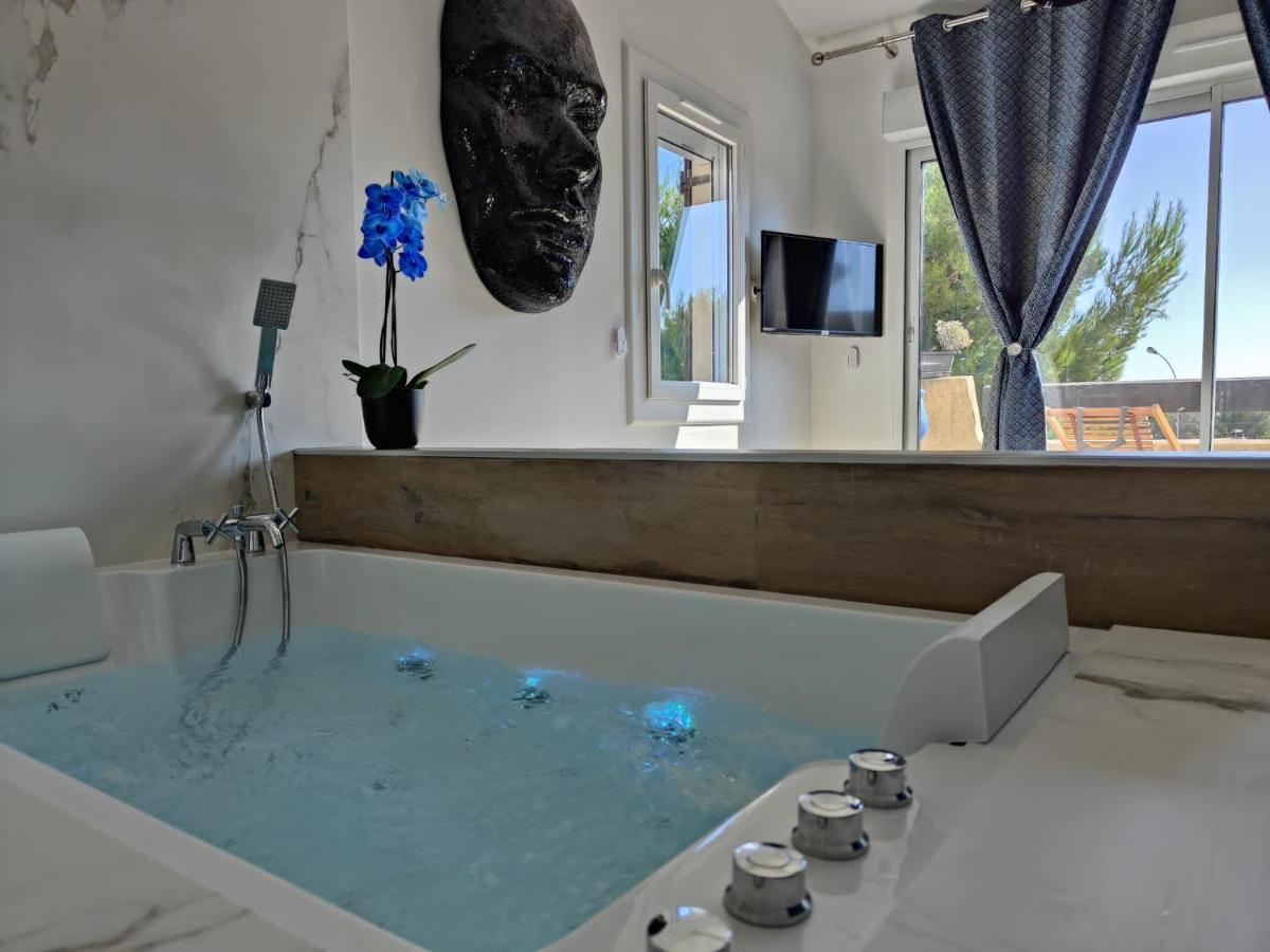 Suites Jm - Les Pins Marines - Jacuzzi & Vue Mer Bandol Bagian luar foto