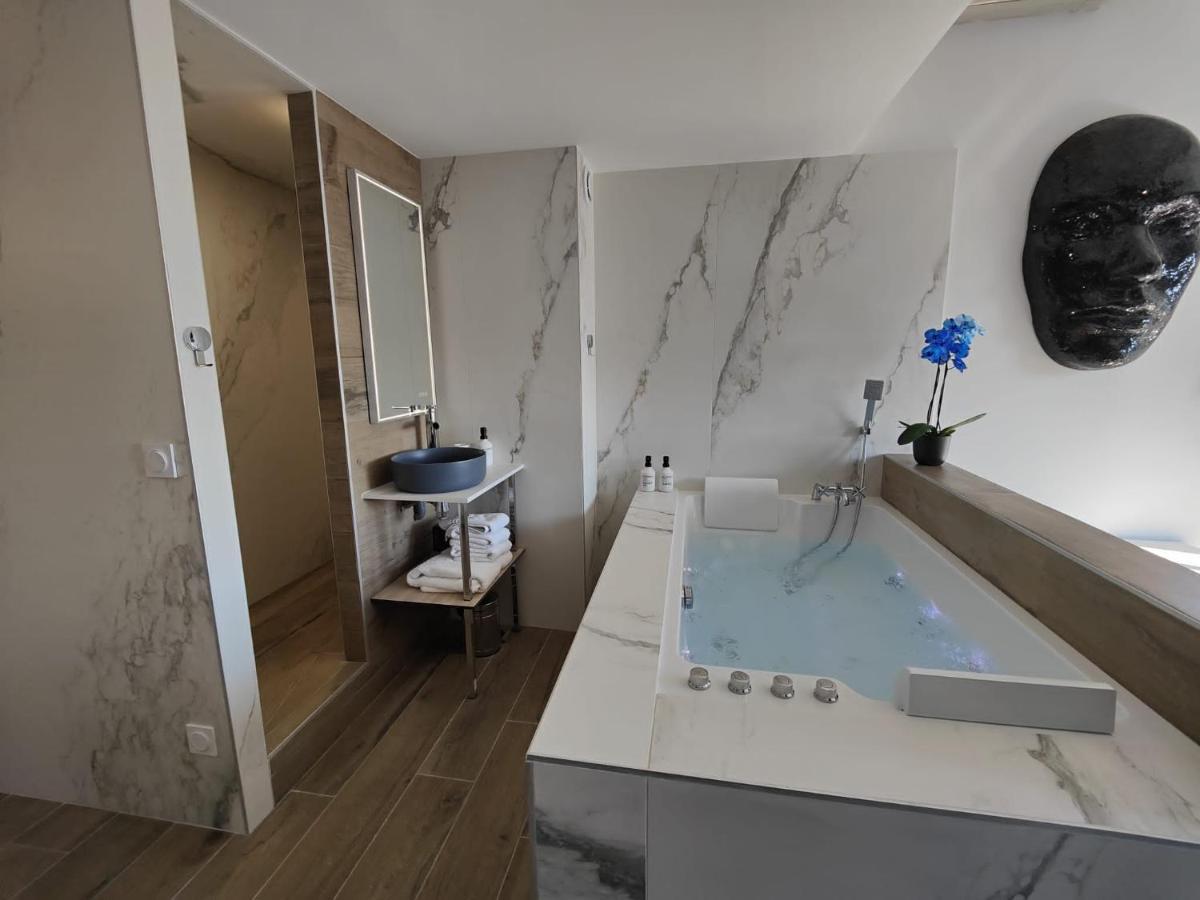 Suites Jm - Les Pins Marines - Jacuzzi & Vue Mer Bandol Bagian luar foto